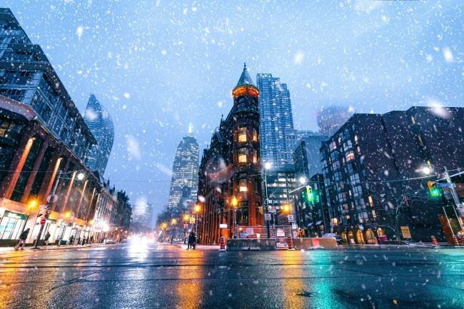 唯美城市下雪夜景图片