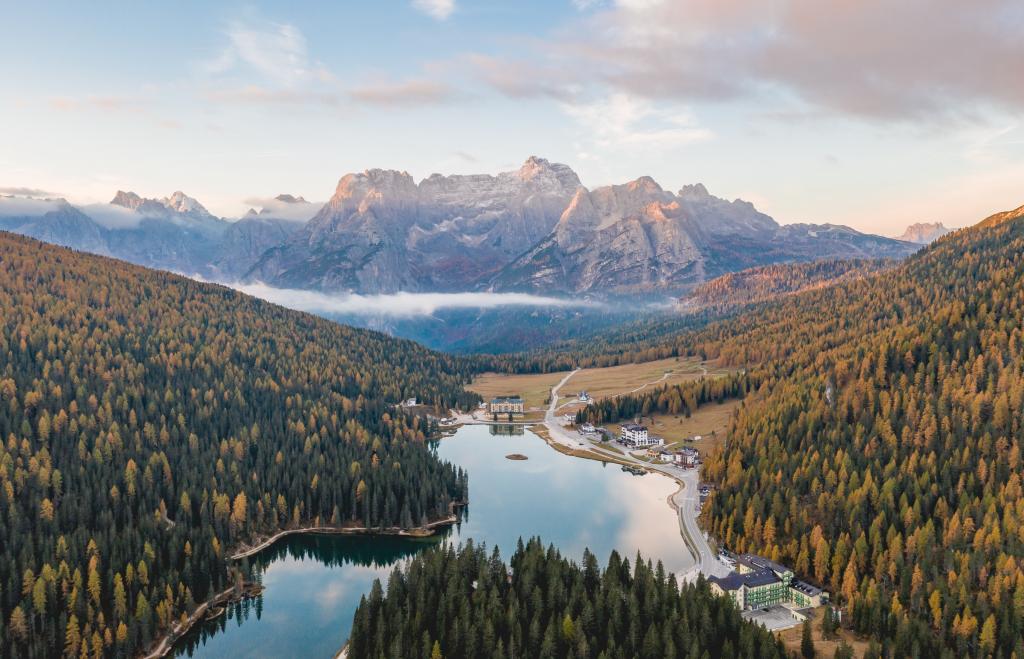 森林山水风景航拍图