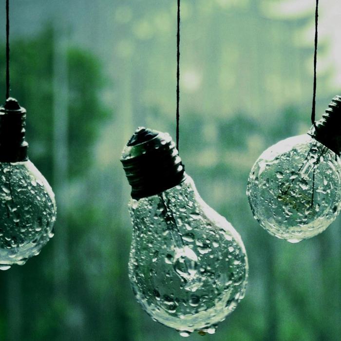 雨中的灯泡图片