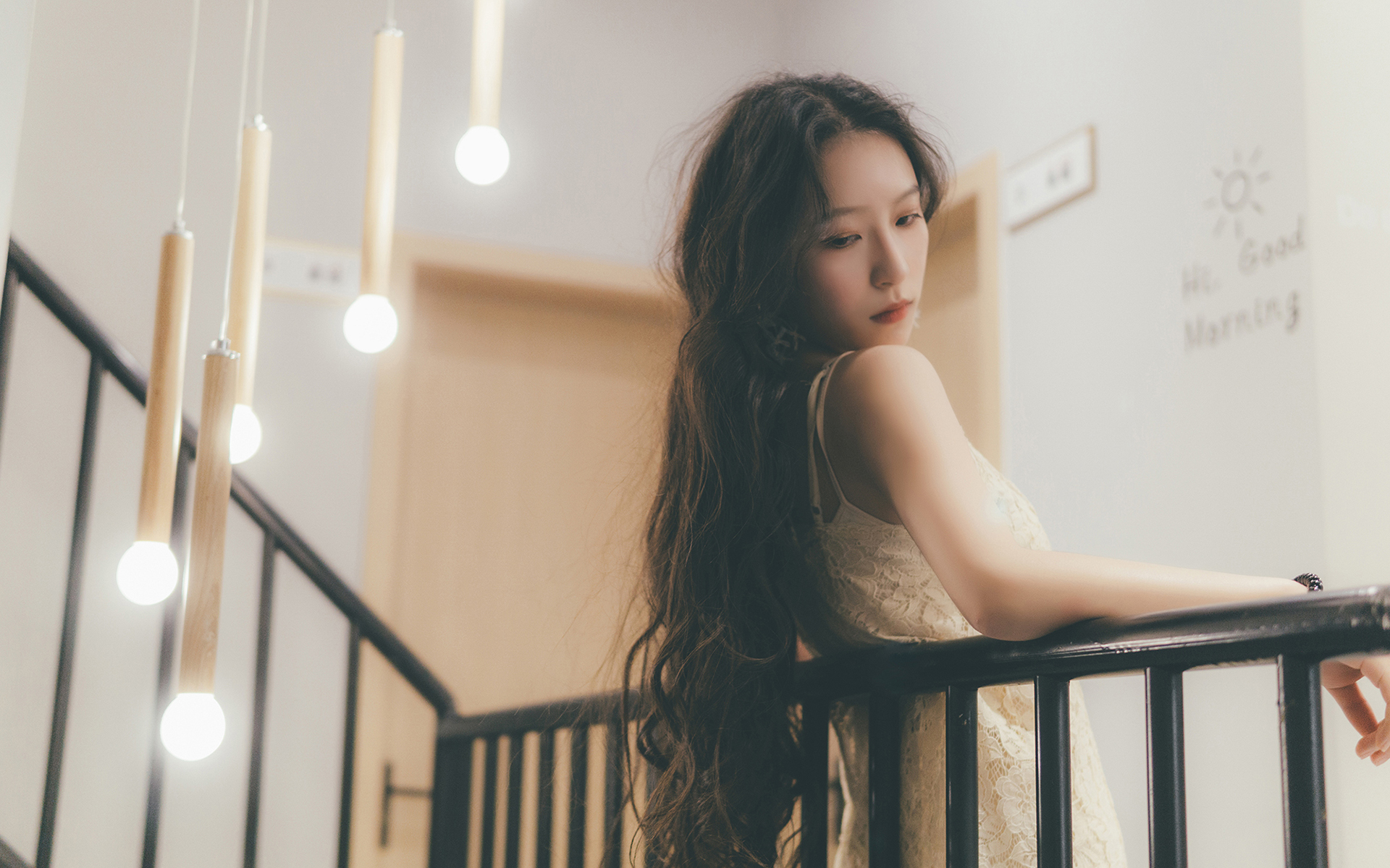 白皙卷发美女唯美高清桌面壁纸