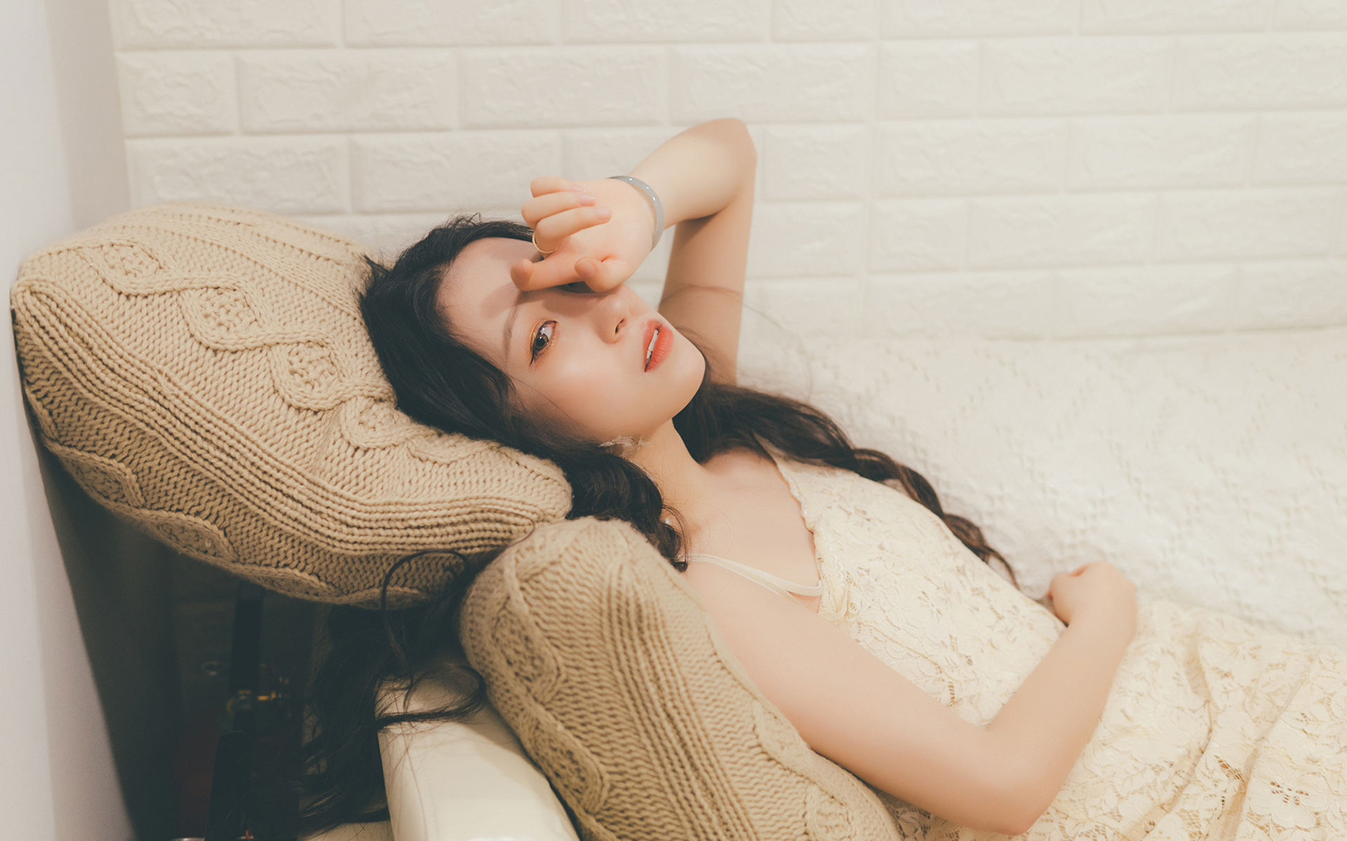 白皙卷发美女唯美高清桌面壁纸